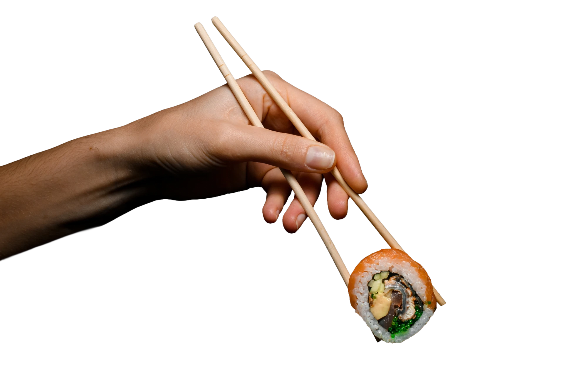 Hand som håller en sushibit med ätpinnar